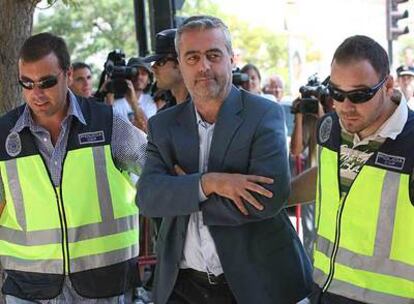 Antonio Barrientos, ex alcalde de Estepona, se dirige a los juzgados para declarar por el <i>caso Astapa</i> el pasado 20 de junio.
