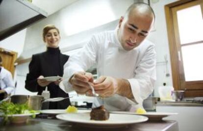 Artur Martínez, en los fogones del restaurante Capritx, en Terrassa (Barcelona).