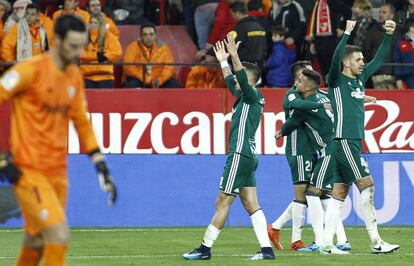 Los jugadores del Betis celebran el triunfo en el derbi.