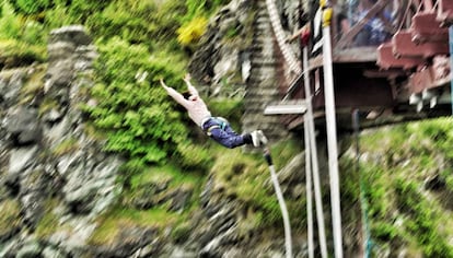 Salto en 'bungee jumping', desde el puente del río Karawau, donde empezó el 'bungee' comercial.
