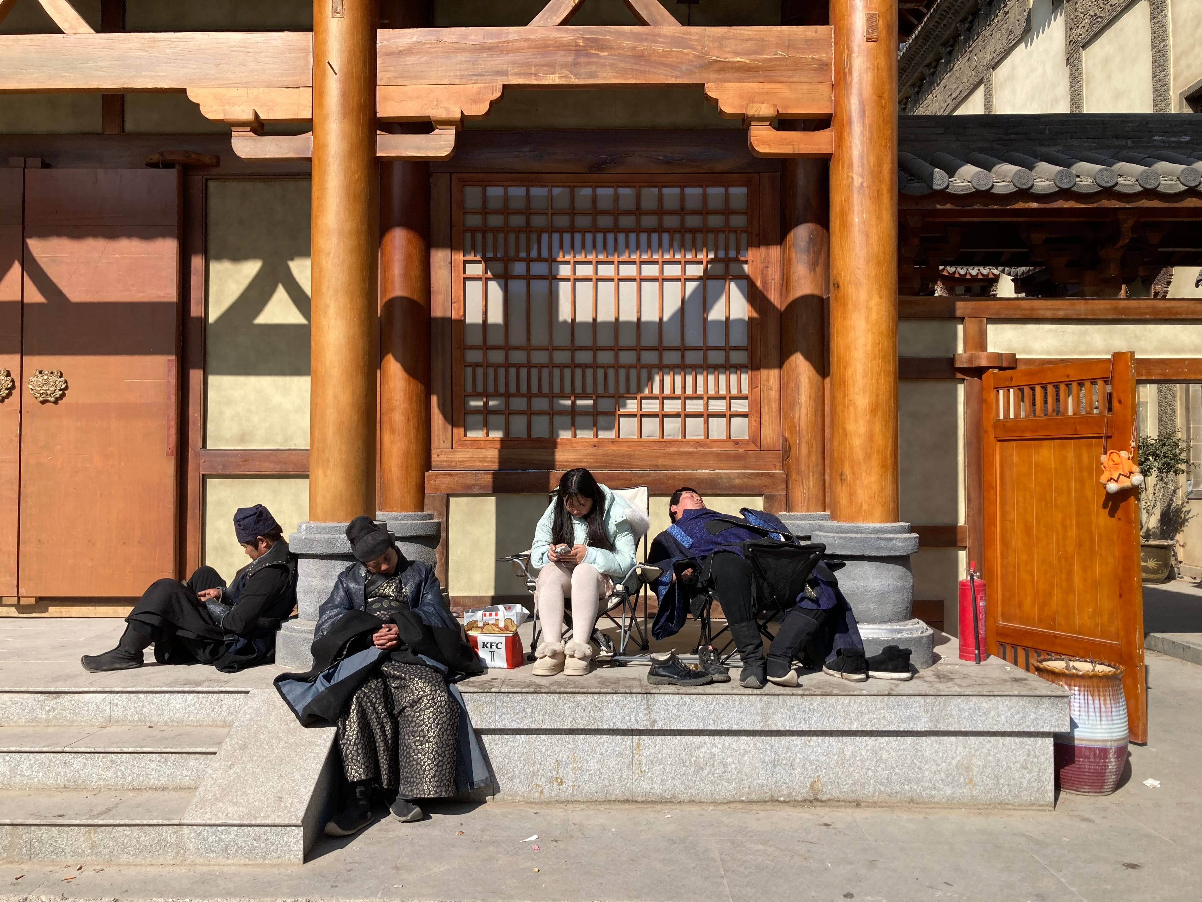 Momento de descanso del rodaje de una microserie en Hengdian el martes 14 de enero.