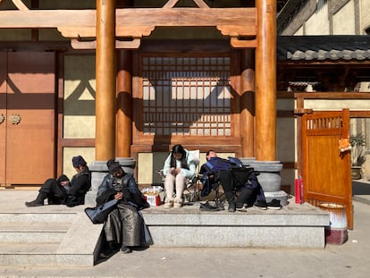 Momento de descanso del rodaje de una microserie en Hengdian el martes 14 de enero.