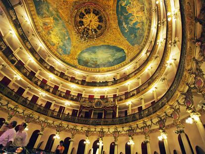 El teatro Amazonas de Manaos, el primer escenario de ópera construido en Brasil, se inauguró en 1896.