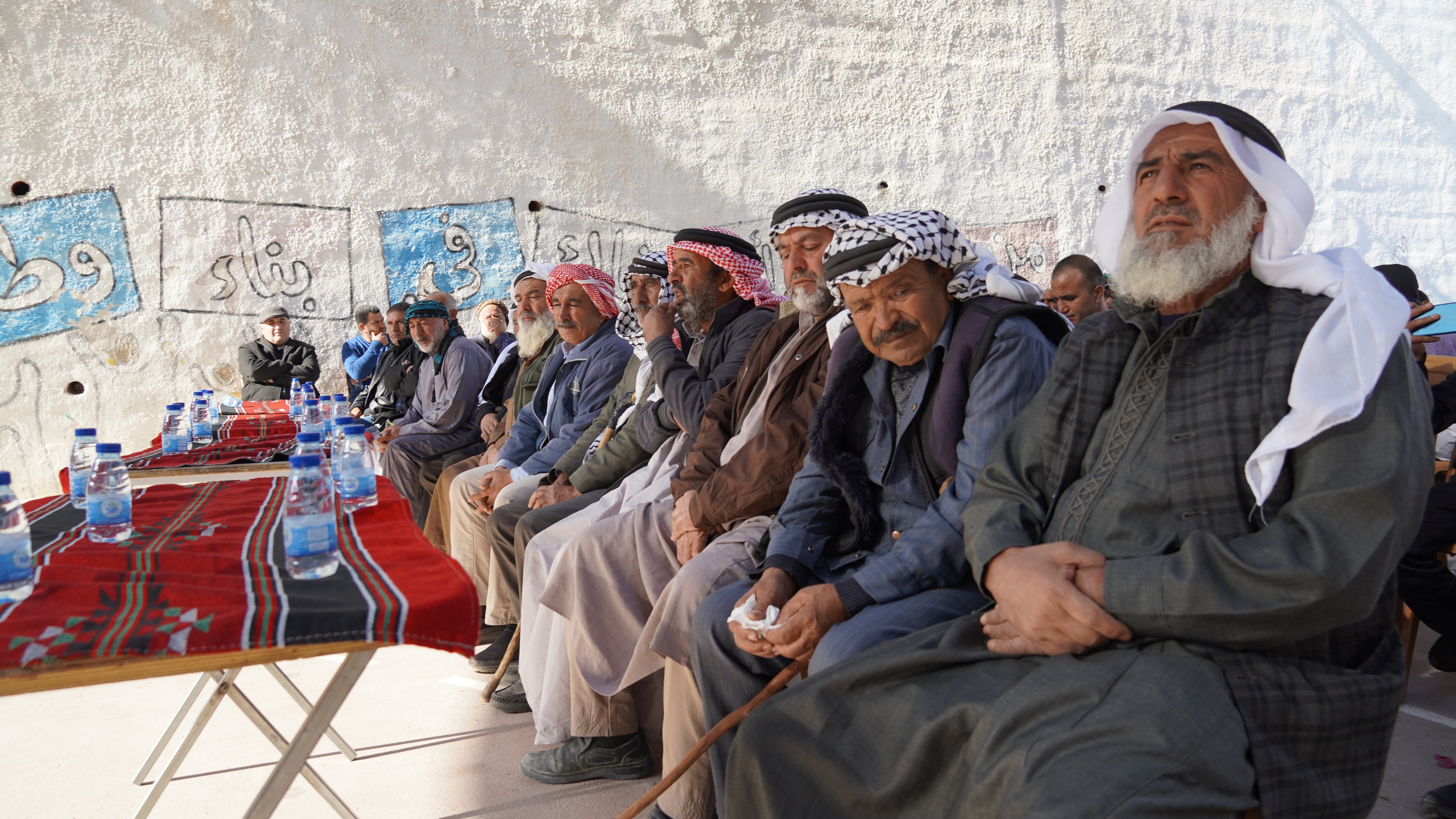 Participantes en la reunión de alcaldes y vecinos de Massafer Yatta convocada por los ataques de colonos israelíes, este jueves en la escuela de Al Tuwani, en Cisjordania, este jueves.