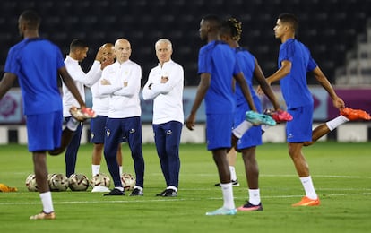 Didier Deschamps observa a sus jugadores durante el entrenamiento de este martes.