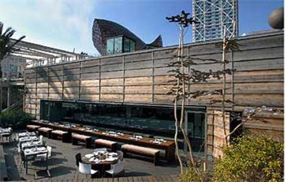 Restaurante Bestial, interiorismo del estudio Tragaluz en el Puerto Olímpico de Barcelona, bajo el pez de Frank Gehry.