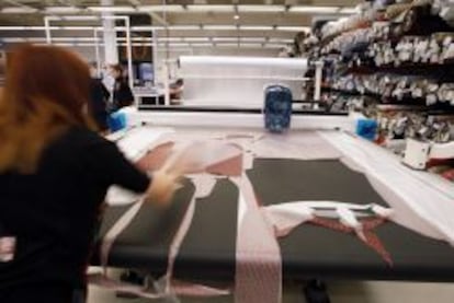 Empleada de una industria textil espa&ntilde;ola