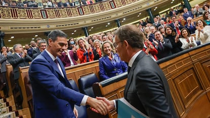 El líder del PP, Alberto Núñez Feijóo (d), felicita al presidente del Gobierno en funciones, Pedro Sánchez, al término de la segunda jornada del debate de investidura.