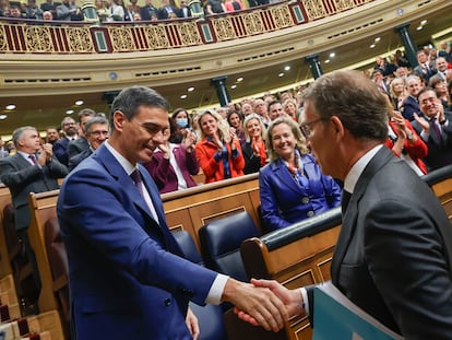 El líder del PP, Alberto Núñez Feijóo (d), felicita al presidente del Gobierno en funciones, Pedro Sánchez, al término de la segunda jornada del debate de investidura.