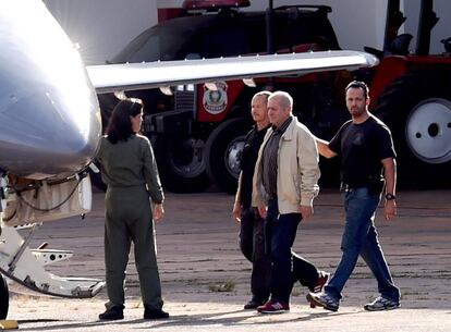 Paulo Bernardo, de jaqueta clara, &eacute; conduzido para avi&atilde;o da PF.