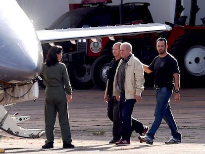 Paulo Bernardo, de jaqueta clara, &eacute; conduzido para avi&atilde;o da PF.