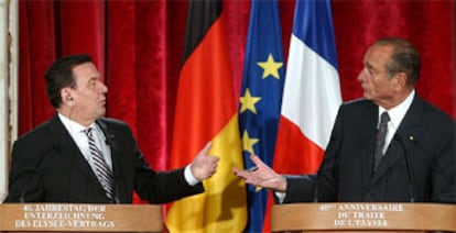 El canciller alemán, Gerhard Schröder (izquierda), y el presidente francés, Jacques Chirac, ayer en París.