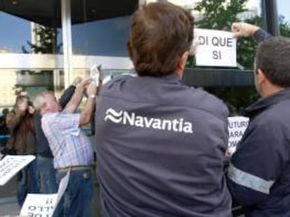 La plantilla de Navantia, más de 2.300 trabajadores directos y casi un millar en industrias auxiliares, ha vuelto a movilizarse por las calles de Ferrol para reclamar carga de trabajo "urgentísima" que garantice el futuro de unas factorías, las de la citada ciudad y de Fene, que agotan su cartera de pedidos. En la imagen, trabajadores pegan papeles en las puertas del edificio de la Xunta de Galicia en Ferrol para reveindicar el flotel y el dique flotante para la factoría. EFE/Archivo
