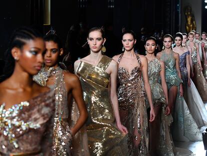 Elie Saab convierte a sus mujeres en sirenas y criaturas subacuáticas