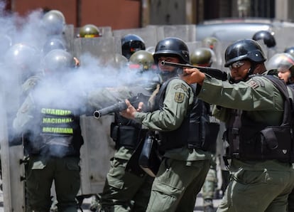 Las fuerzas de seguridad intentas dispersar a los manifestantes que protestan en las proximidades del palacio presidencia, en Caracas