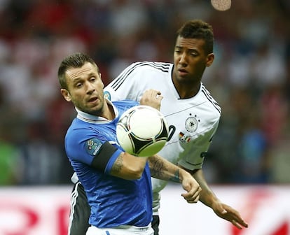 El alemán Jerome Boateng y el italiano Sebastian Giovinco pugnan por un balón.