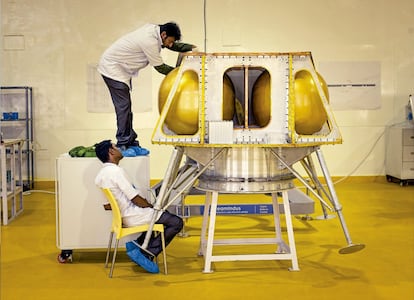 Um rover de exploração lunar na instalação espacial TeamIndus, em Bangalore (Índia).