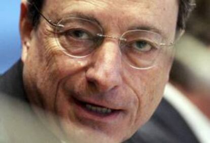 El presidente del Banco Central Europeo (BCE), Mario Draghi, comparece ante la comisión de Asuntos Económicos y Monetarios del Parlamento Europeo en Bruselas, Bélgica, hoy.