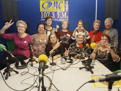 Las Lideresas de Villaverde posan en los estudios de Onda Merlín Comunitaria, donde realizan un programa radiofónico.