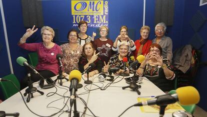 Las Lideresas de Villaverde posan en los estudios de Onda Merlín Comunitaria, donde realizan un programa radiofónico.