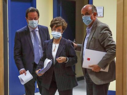 El viceconsejero de Salud Pública de Madrid, Antonio Zapatero (d), junto a la directora general de Salud Pública, Elena Andradas y al coordinador del Hospital Isabel Zendal, Fernando Prados, este viernes 26 de marzo de 2021.