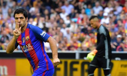 Luis Suárez del FC Barcelona celebra el gol del empate ante Valencia CF.