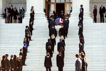 Los restos de la jueza Ruth Bader Ginsburg llegaron este miércoles a la Corte Suprema de Justicia de EE UU, donde miles de personas le darán el último adiós. La jueza, que murió este viernes por un cáncer de páncreas, fue todo un icono en la defensa de los derechos de las minorías, y en especial de las mujeres.