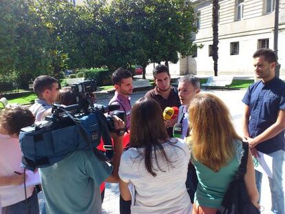 El líder de CxG atiende a los medios