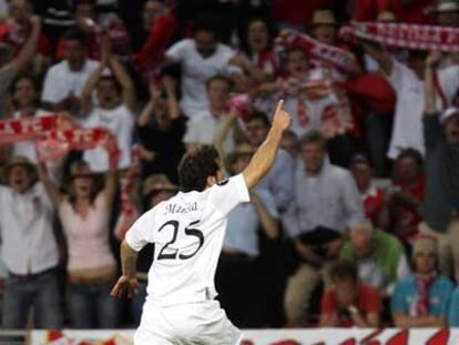 Maresca celebra uno de sus goles con los aficionados.