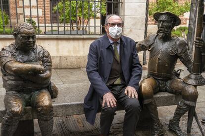 Gabilondo sentado entre las esculturas de Don Quijote y Sancho Panza en Alcalá de Henares el pasado día 22, una lluviosa jornada electoral en la ciudad natal de Miguel de Cervantes.
