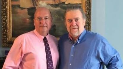 Rafael Bardají (esquerda) e Steve Bannon em Washington, em abril passado.