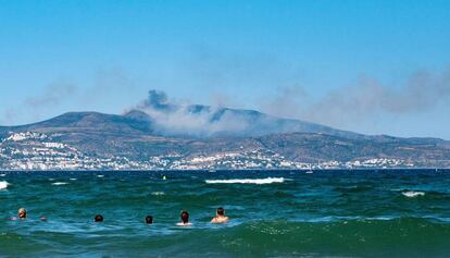 Vista del incendio desde el Golfo de Roses.