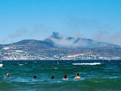 Vista del incendio desde el Golfo de Roses.