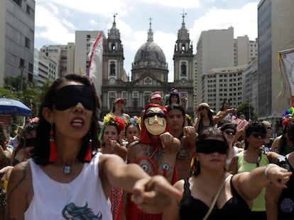 Feministas fazem a performance de "Um violador em seu caminho" no  Rio de Janeiro.