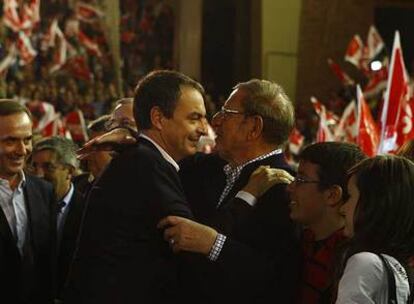 José Luis Rodríguez Zapatero saluda a su padre durante el mitin celebrado en León. A la izquierda, el ministro de Defensa, José Antonio Alonso.