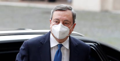 Mario Draghi, ex presidente del Banco Central Europeo, a su llegada al palaacio del Quirinale para reunirse con el presidente italiano, Sergio Mattarella. 