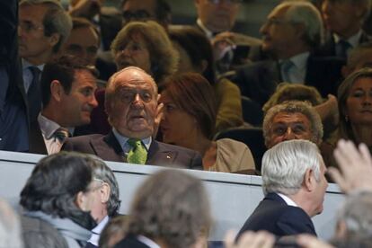 El Rey Juan Carlos junto al presidente del Congreso, Jesús Posada, asisten al partido.