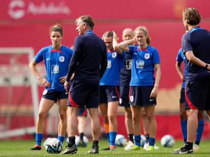 El seleccionador de Países Bajos, Andries Jonker, dirige una sesión de trabajo en La Cartuja, en Sevilla.