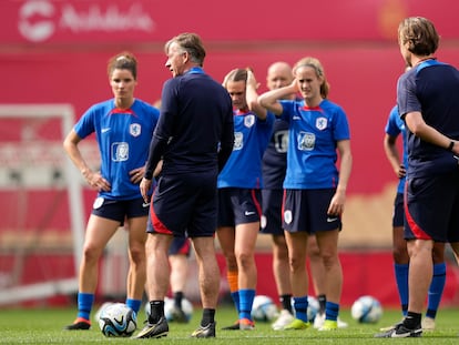 El seleccionador de Países Bajos, Andries Jonker, dirige una sesión de trabajo en La Cartuja, en Sevilla.