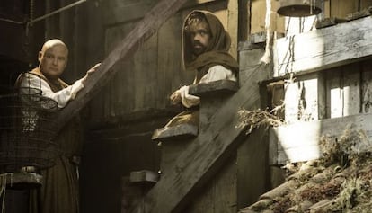 Tyrion Lannister (Peter Dinklage), con lord Varys (Conleth Hill), en la quinta temporada de 'Juego de tronos'.