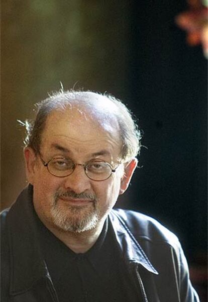 El escritor Salman Rushdie.