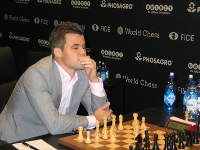 Momento en el que Carlsen intuye que Caruana ha preparado algo especial en la apertura