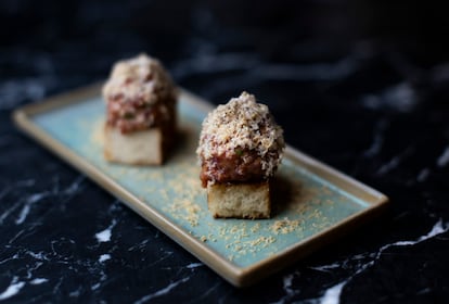 Mini 'brioche' de 'steak tartar', de La Barra de la Tasquería, ganador de la quinta edición del concurso de 'steak tartar' en el Fórum de Girona.