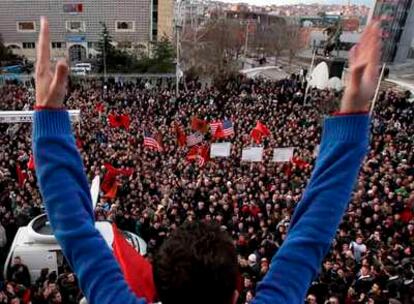Miles de albaneses se concentraron ayer en Pristina para demandar la independencia de Kosovo.
