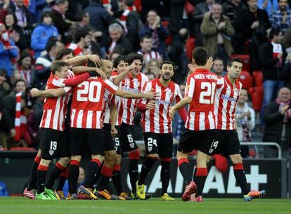 Los jugadores del Athletic celebran un gol al Almería