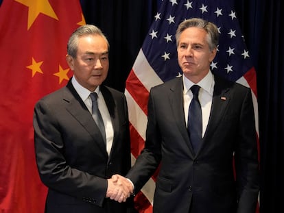 El secretario de Estado de EE UU, Antony Blinken, estrecha la mano del jefe de política exterior del Partido Comunista Chino, Wang Yi, durante su reunión bilateral al margen de la reunión de ministros de Asuntos Exteriores de la Asociación de Naciones del Sudeste Asiático (ASEAN) en Yakarta, Indonesia, este jueves.