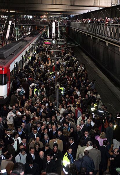 Homenaje a las víctimas en la estación de Atocha a la hora que se produjo el atentado el pasado año.