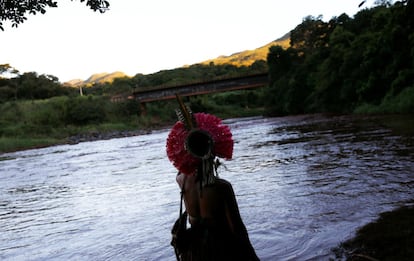 Nas margens do rio Paraopeba, afluente do rio São Francisco que banha o Estado de Minas Gerais, vivem também os índios Pataxós Hã-hã-hãe, da aldeia Naô Xohã. Vítimas indiretas do rompimento da barragem 1 da Mina Feijão, em Brumadinho, eles se recusam a deixar a aldeia onde vivem, no município de São Joaquim de Bicas (município vizinho), mas observam com apreensão o avanço da lama e dos rejeitos pelo rio de onde o povo tira seu sustento. Nesta segunda-feira, 28 de janeiro, um grupo de indígenas foi ao rio ver a extensão da contaminação e já encontrou peixes mortos. 