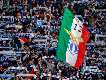 Seguidores del Lazio en las gradas del Olímpico de Roma durante un partido reciente contra la Fiorentina.