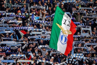 Seguidores del Lazio en las gradas del Olímpico de Roma durante un partido reciente contra la Fiorentina.